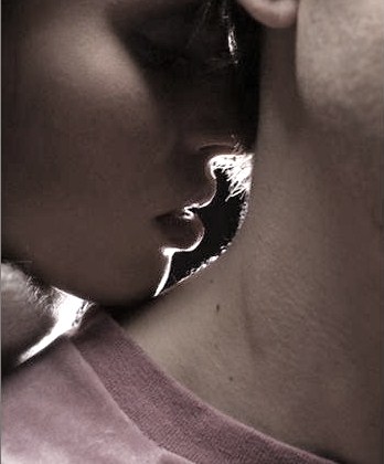 Resultado de imagem para mulher a beijar pescoço do homem